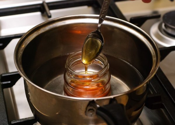Растопите мед. Добавьте подготовленную сухую смесь и семечки, перемешайте до однородности и немного проварите до загустения. Снимите с огня и немного остудите.